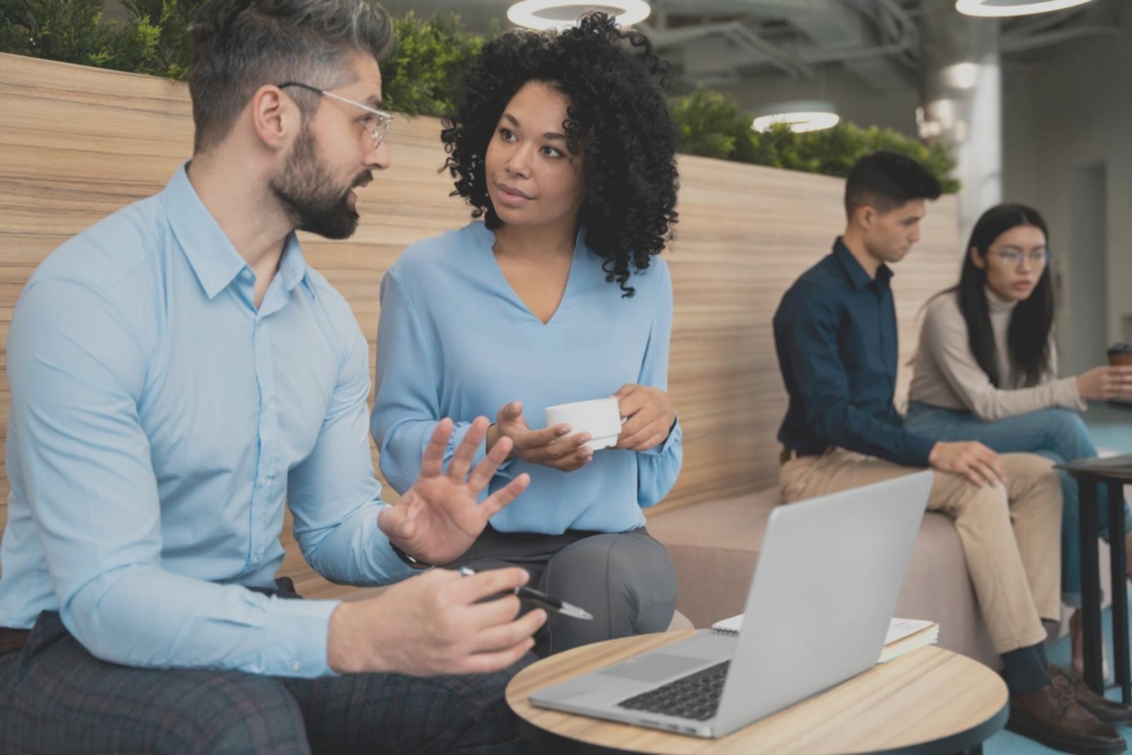 Geschäftsleute bei strategischer Planung und Unternehmensanalyse